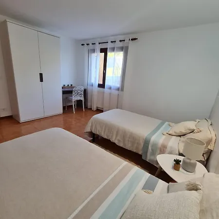 En Sanxenxo, Encima De La Playa Canelas